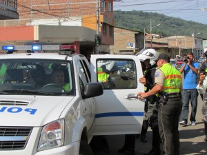 Ingreso al patrullero de los detenidos en el simulacro