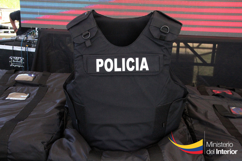 Chalecos antibalas de alta calidad serán utilizados por los 45.000 policías  que laboran en el país – Ministerio de Gobierno