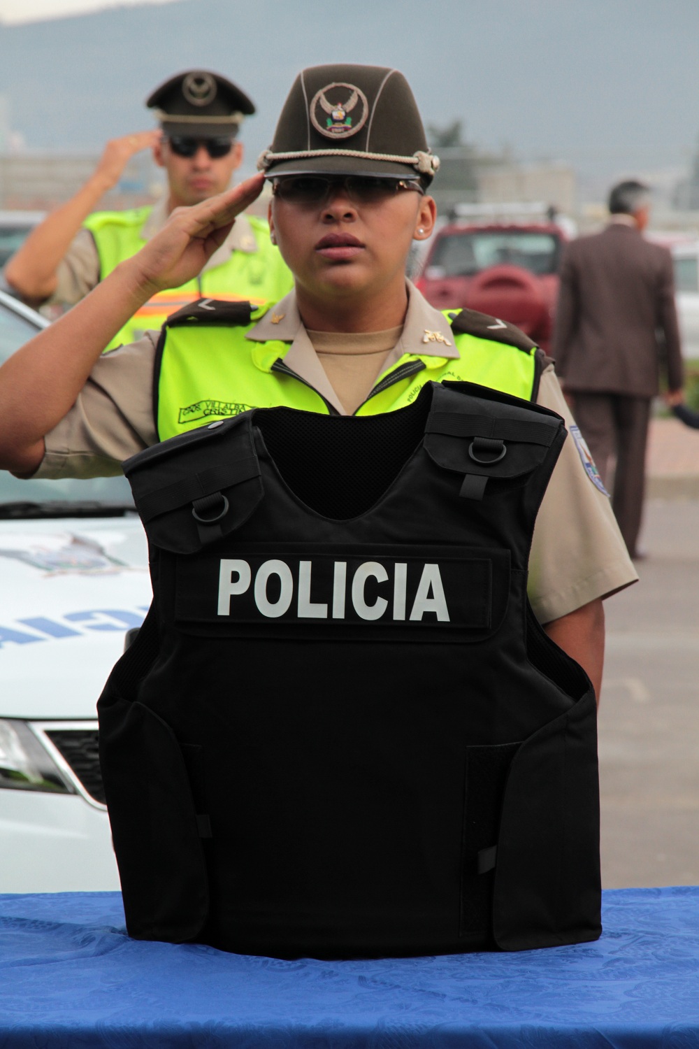 Mil chalecos, 15 patrulleros y 75 radios suman esfuerzos por la seguridad,  en Calderón – Ministerio de Gobierno