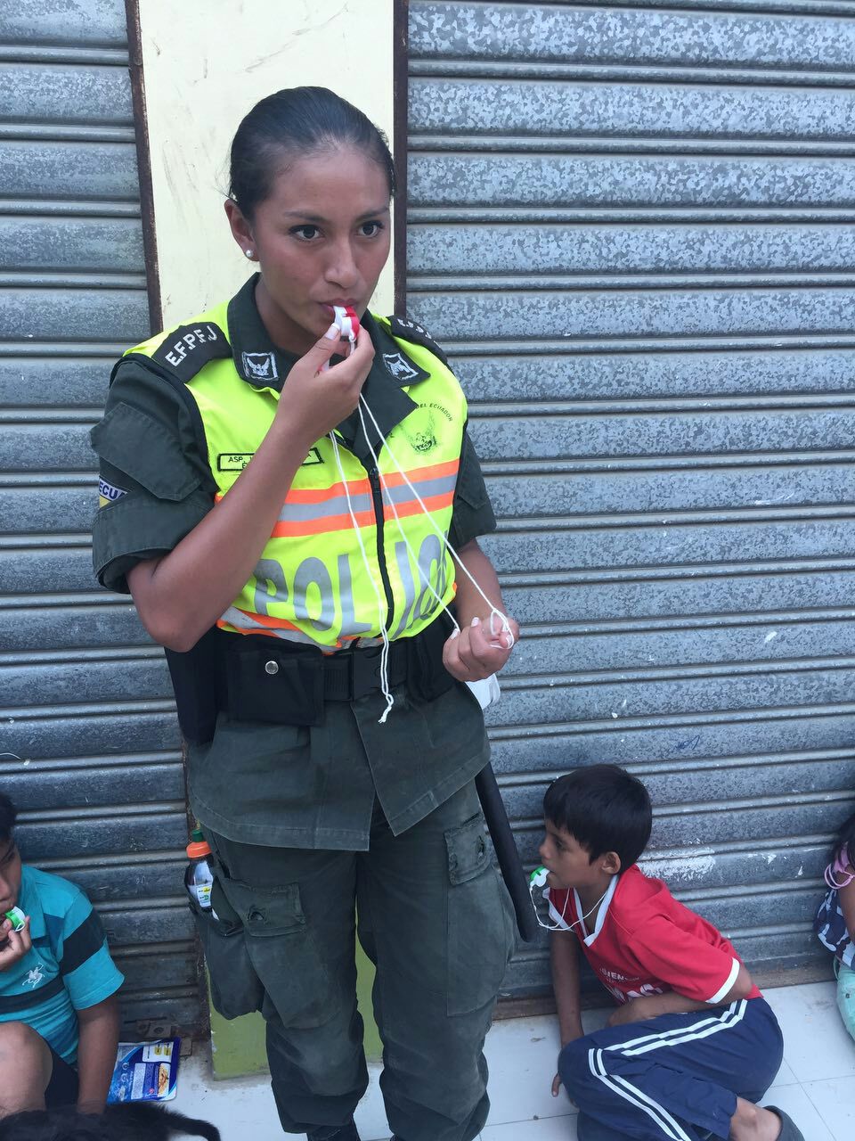 Paquito entregó pitos de emergencia a los niños de albergues, en Pedernales  – Ministerio de Gobierno